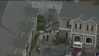 Driver crashes into Norcross apartment complex