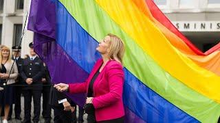 "Historischer Moment": Erstmals Regenbogenflagge am Innenministerium in Berlin