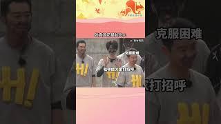 我乍一看以為張哥戴墨鏡了#張真源