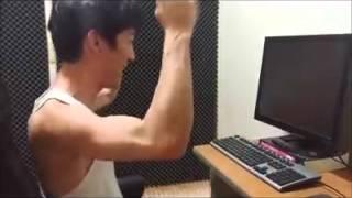 The Greatest Angry Gamers Smashes His own Computer Screen with keyboard