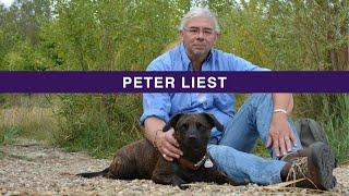 Peter liest – "SUESSE ERDBEEREN" – Tag 277 aus "365 Spaziergänge mit Hilde" + hat die Haare frei