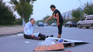 An old man was hit by a car, no one helped, only a 6-year-old boy stepped in!