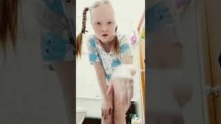 Рука вперёд тресем тресем и второй тресем тресем повернись вокруг хлопок шаг назад и шаг вперёд