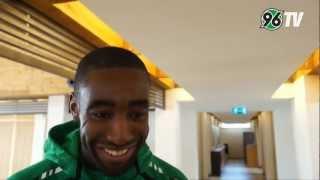 Johan Djourou begrüßt die Fans von Hannover 96