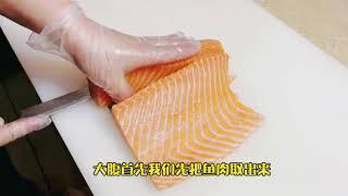 手握三文鱼大腹 nigiri salmone