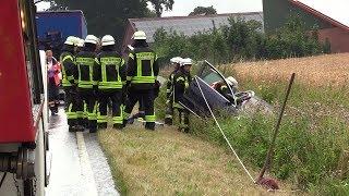 Auto kommt von Straße bei Glandorf ab und bleibt im Graben liegen