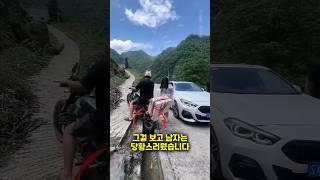 배수구에 갇힌 자전거를 믿을 수 없을 정도로 구출하다