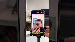 一部手机拍出多个机位效果 后置通过两面镜子的反射之后，拍摄的距离拉长了，所以拍出的画面会更大，桌面和背景都能展示很多，还能切换特写画面展示产品细节，同时可以操作手机和看弹幕跟观众实时互动。手机直播
