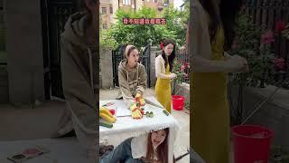 假装不小心砍断自己的手看看闺蜜啥反应！#搞笑 #整蛊 #funny