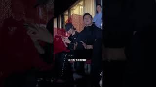 William Chan and the staff came to see G.E.M.’s concert陈伟霆和工作人员看邓紫棋鸟巢演唱会，超卖力挥舞荧光棒为邓紫棋打call，现场最强气氛组