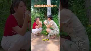 當我給閨蜜說八卦說一半不說了！#搞笑視頻#萬萬沒想到