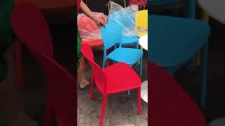 View ghế nhựa đúc lỗ thực tế các màu,kết hợp bàn tulip chân sắt mặt gỗ #0779460468 #bànghếcafe