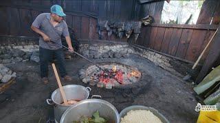 Tradicional elaboración de barbacoa en Oaxaca 