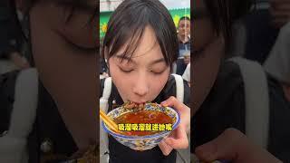 小宝吃内蒙稍麦，引百位路人围观！意外上本地热搜第一？！#内蒙美食#稍麦#妈呀太香了#这一口好city啊