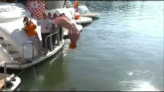 Pat McAfee backflips into river in Knoxville | College Gameday