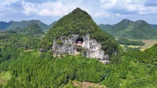 An old lady from Guizhou has guarded the cave temple for more than ten years