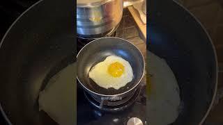 نیمرو سرخ شده بدون روغن! Egg without oil