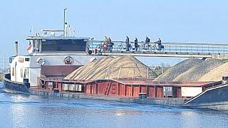 ️Binnenvaartschip de NOORDERKROON onderweg naar HOOGKERK met een lading zand en fietsers ️