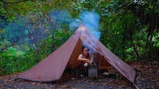 I got wet from the sudden heavy rain. small tent. A warm wood stove. And the sound of rain️