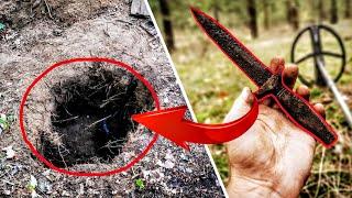 Vergraben in der Erde tief im Wald - Schatzsuche mit Metalldetektor nach alten Relikten (Sondeln)