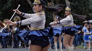 Bellas cachiporrista llegaron con su traje de cadete asombrando a su bello publico