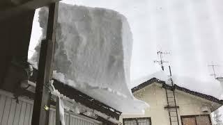 About a meter of snow accumulates on the roof and flows down the slope of the roof.