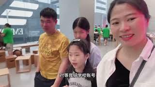 嫁来香港我成为两个女儿的后妈，带她们来买平板，老谭看着也开心【小雅原創】