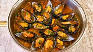 The fisherman's wife gives me the recipe for mussels a la marinera.