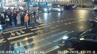 Видео ДТП на Невском проспекте. Сбитым пешеходам горел "зеленый".