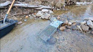 GOLD PROSPECTING.  SLUICE BOX GOLD #goldpannning #goldmining #sluicebox #idaho #thefinders #nature