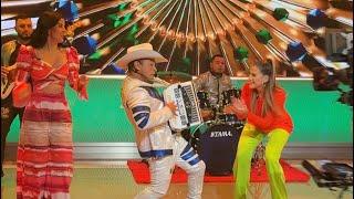 hasta los productores d despierta america se pusieron a bailar la cumbia d la pizza - Jose Torres