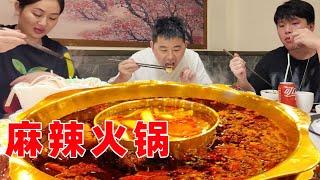 Friends from Guangzhou came to Sichuan to play. The couple invited them to eat Chongqing spicy hot