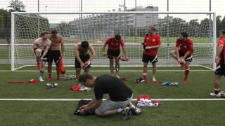 Ursus Wehrli räumt eine Fußballmannschaft auf / Ursus Wehrli tidies up a soccer team.mov