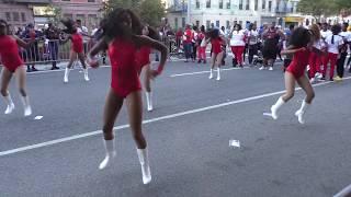 BLACK GIRLS CHEERLEADERS DANCE, MAKE SPLITS AT NEW YORK PARADE !!