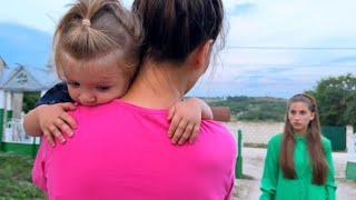 MAMA Bogată a ABANDONAT-O PE FICA EI / Istorioară tristă