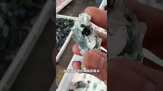 地攤上的寶石，真假都有，搞不清楚很容易會花大價錢買個工藝品#gem#Myanmar#mogok#Ruby#尖晶石#紅寶石#鴿血紅#藍寶石#皇家藍#sapphire#Royal#blue