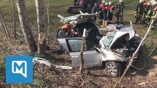 Fahranfängerin prallt gegen Baum - Rettungshelfer verliert Finger