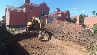 Бассейн в частном доме. Мини экскаватор Cat 305sr. Digging a pool in a private house.