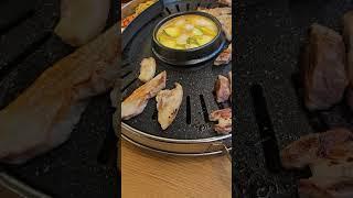 서울 명동 돼지상회 무한리필집 삼겹살 굽기
