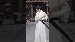 顾晏惜舞剑变装 | YOUKU COSTUME #惜花芷 #BlossomsInAdversity #胡一天 #张婧仪 #shorts #优酷 #youku