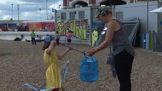 Un "silent disco" pour nettoyer la plage de Brighton | AFP News