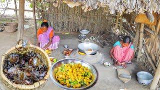 santali tribe women catch wild crab and cooking for their lunch