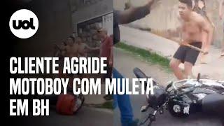 Motoboy pede código de entrega e apanha de clientes com golpes de muleta; veja vídeo