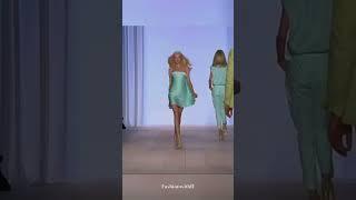 Màn catwalk của Vlada Roslyakova sau 14 năm vẫn khiến dân tình mê mẩn #fashion