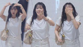 김지원 (Kim Jiwon) 팬 발견하고 유리사이 스케치북으로 소통하는 천사 출국 Airport Departure｜인천공항 240802