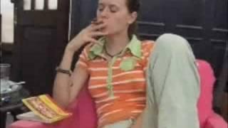 girl smoking cigar in Havana (zoom)