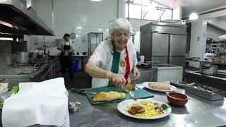 Teresa enseña a hacer el “polpettone”, el pastel de carne más conocido en Italia