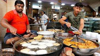 Indisches Straßenessen - Die besten frittierten Milch Pfannkuchen Pushkar Rajasthan Indien