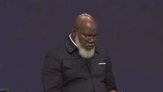 THE KING OF SLAVE THEOLOGY BISHOP T.D(iddy) JAKES SUFFERS MEDICAL EMERGENCY DURING CHURCH SERVICE!!