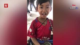 Khmer boy speaks 10 languages in order to sell souvenirs to a tourist in Cambodia